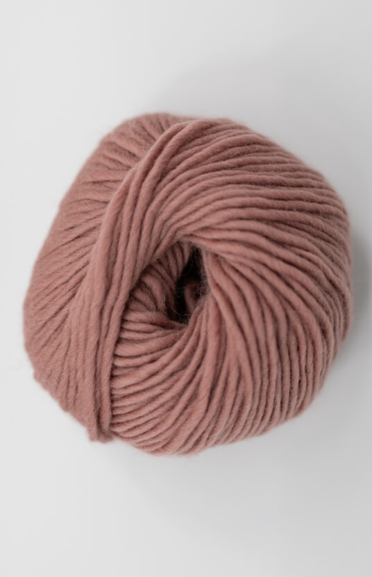 rosa brunt garn. Ullgarn for strikk på tykke pinner. ren ull kløfri ull støbvet gammelrosa garn hip wool