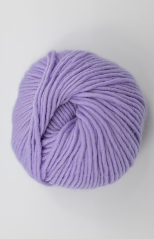 lys lilla garn. Ullgarn for strikk på tykke pinner. ren ull kløfri ull lavender garn hip wool
