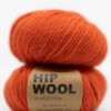 lys rød garn. Rødt ullgarn for strikk på tykke pinner. ren ull kløfri ull hip wool