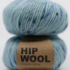 håndfarget garn tykt blå spetter i mørk blå. Håndfarget ullgarn Hip wool peacock
