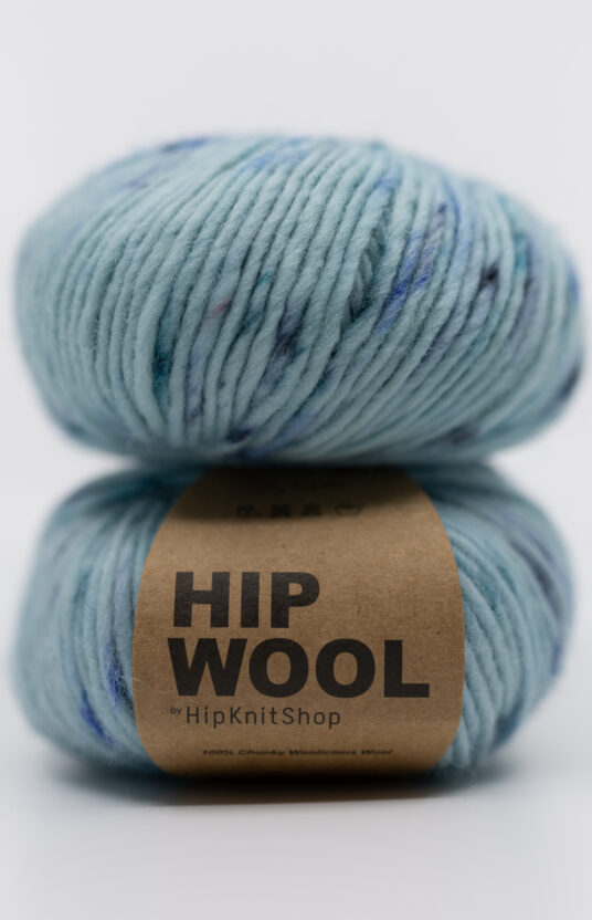 håndfarget garn tykt blå spetter i mørk blå. Håndfarget ullgarn Hip wool peacock
