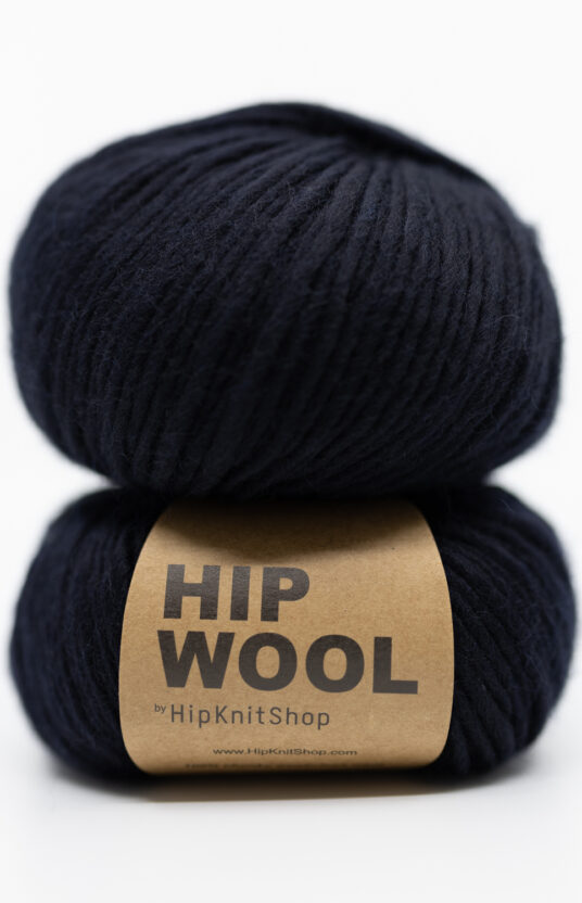 sort garn. Svart ullgarn for strikk på tykke pinner. ren ull kløfri ull mørk farge hip wool
