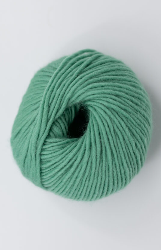 mellomgrønn garn. Ullgarn for strikk på tykke pinner. ren ull kløfri ull støvet lys grønn farge hip wool