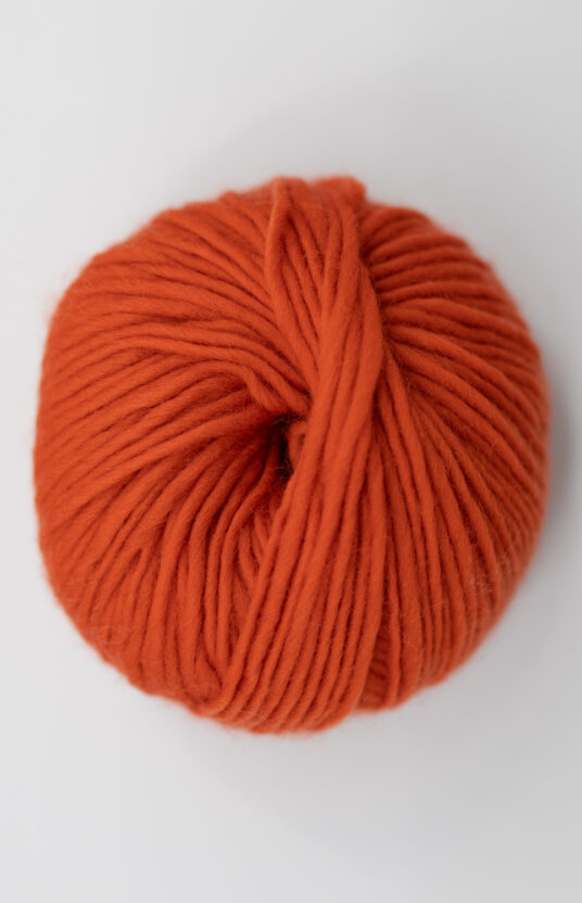 lys rød garn. Rødt ullgarn for strikk på tykke pinner. ren ull kløfri ull hip wool