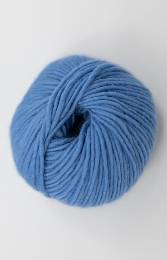 mellomblått garn webshop garn og strikk i freshe farger. faregrikt garn og strikk. Ullgarn Hip Wool tykke pinner