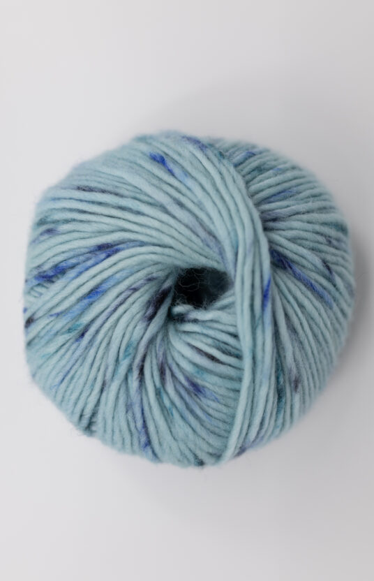 håndfarget garn tykt blå spetter i mørk blå. Håndfarget ullgarn Hip wool peacock