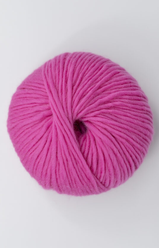Knall rosa garn. Fargerikt garn til strikk på pinne 5-8 mm. nettbutikk fargerikt garn hubba bubba hip wool