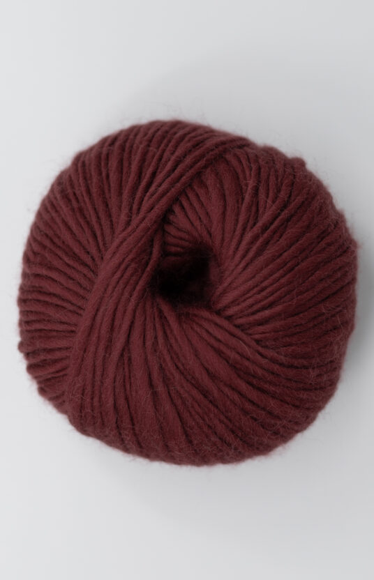 vinrød garn. Fargerikt garn til strikk på pinne 5-8 mm. nettbutikk fargerikt garn burgunder hip wool