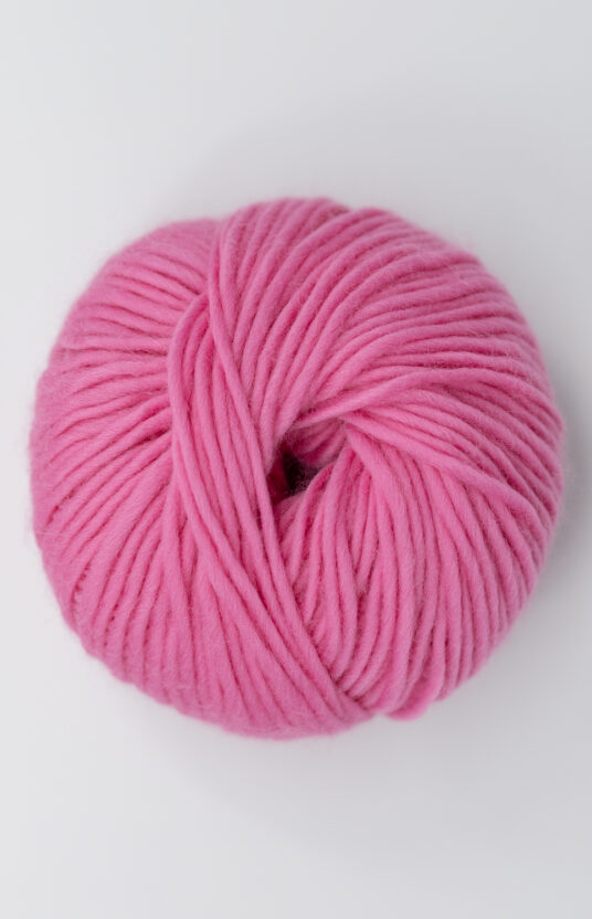 rosa tykt garn. Fargerikt garn til strikk på tykke pinner. Knall rosa Hip Wool nettbutikk