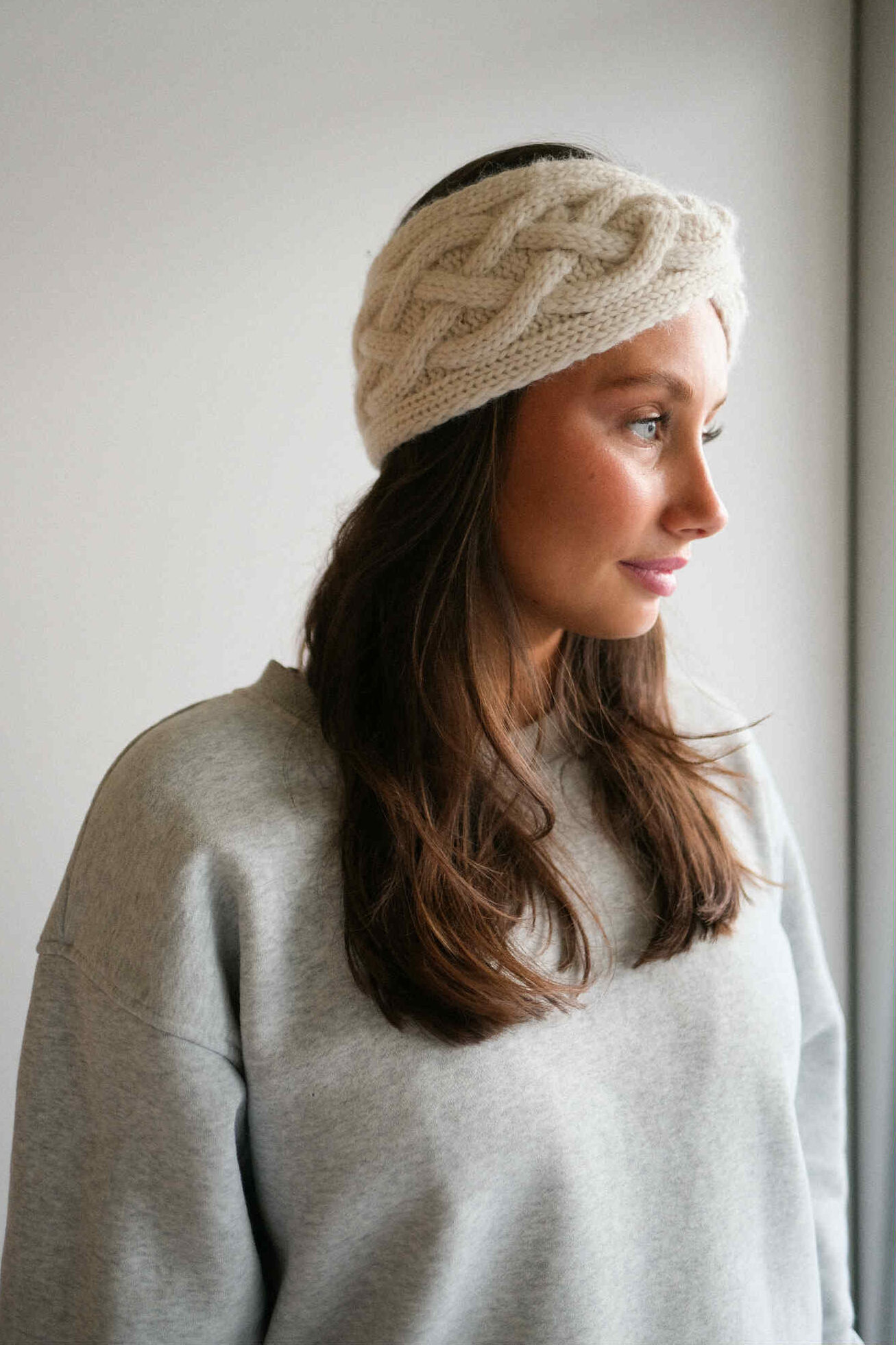 Snowdance headband knitting pattern - HipKnitShop strikkeoppskrift pannebånd dame flettestrikk gavestrikk dame