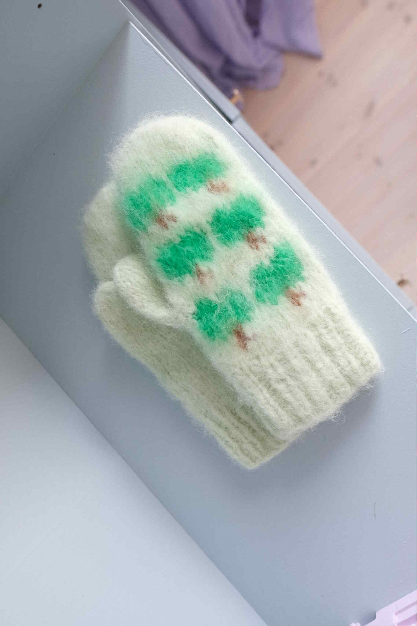 Apple Mittens Green Knitting Pattern - HipKnitShop strikkevotter med frukt eple votter mønster strikkeoppskrift