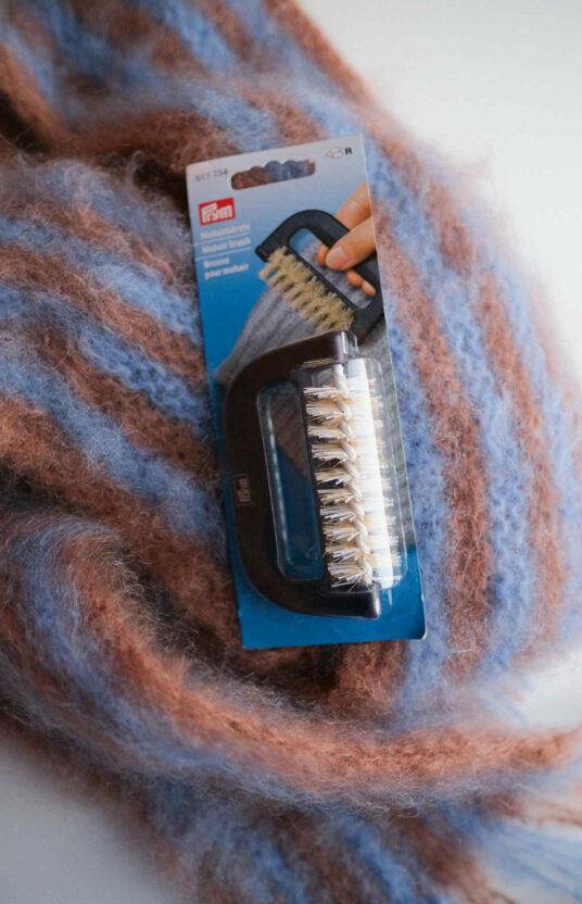 mohairbørste for å børste opp mohair. Børste til mohair strikk. Tilbehør og utstyr til strikk