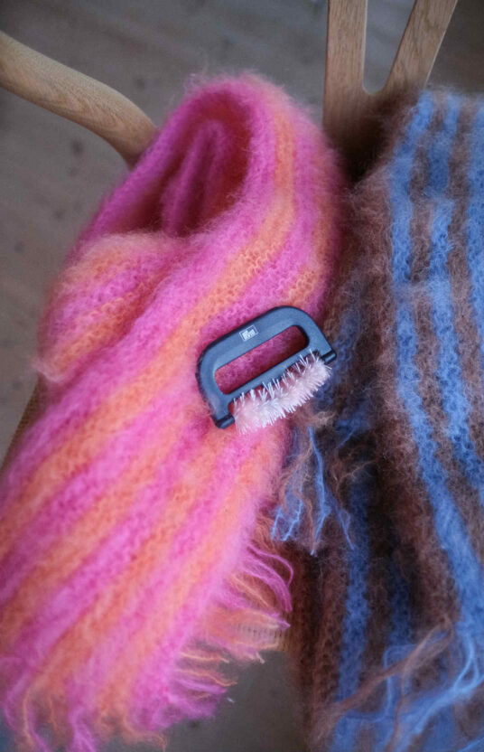 mohairbørste for å børste opp mohair. Børste til mohair strikk. Tilbehør og utstyr til strikk