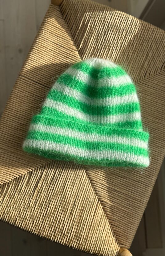 strikkeoppskrift lue i ribb. Enkel lue strikkeoppskrift dame og barn. Fin lue mohair mønster nettbutikk.
