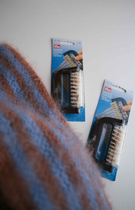 mohairbørste for å børste opp mohair. Børste til mohair strikk. Tilbehør og utstyr til strikk