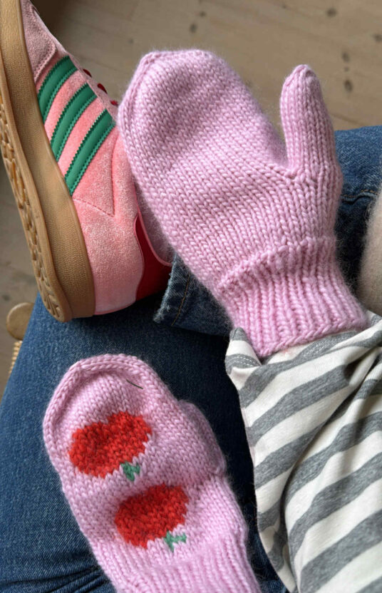 strikkevotter med frukt eple votter mønster strikkeoppskrift rosa vottern med røde epler