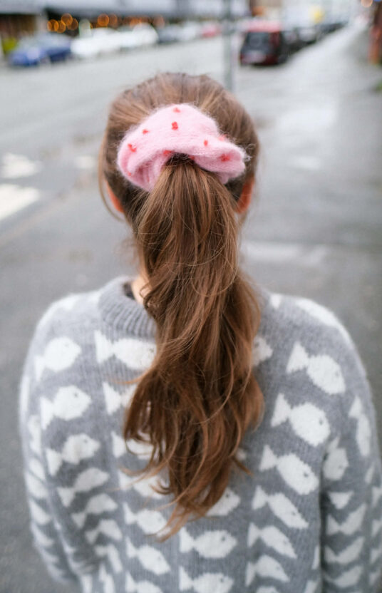 scrunchie strikkeoppskrift og garn på strikk til dame. tips restegarnsstrikk dame french knot