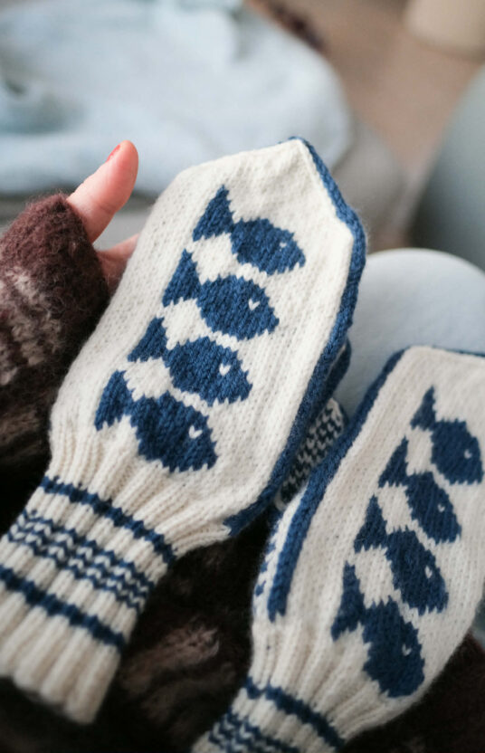 Fisherman mittens knitting pattern, Oppskrift tradisjonelle votter med fisker. selbuvotter inspirasjon vottestrikk. strikkeoppskrift votter dame og herre