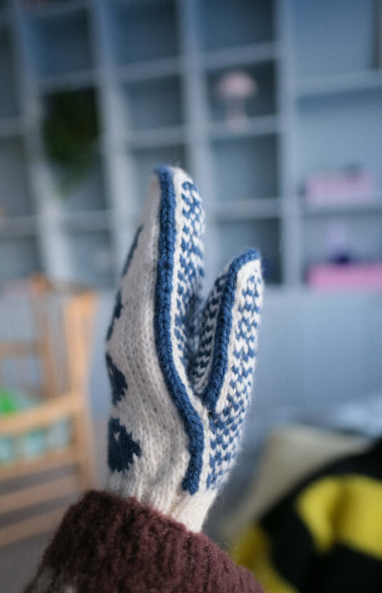 Fisherman mittens knitting pattern, Oppskrift tradisjonelle votter med fisker. selbuvotter inspirasjon vottestrikk. strikkeoppskrift votter dame og herre