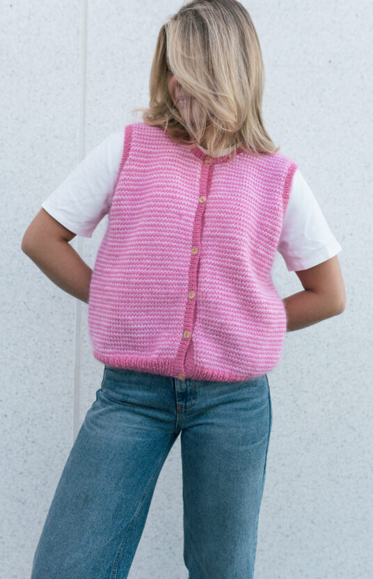 strikkeoppskrift vest med striper. Strikkevest oppskrift til dame. Strikket vest oppskrift og garn inspirasjon knitted vest