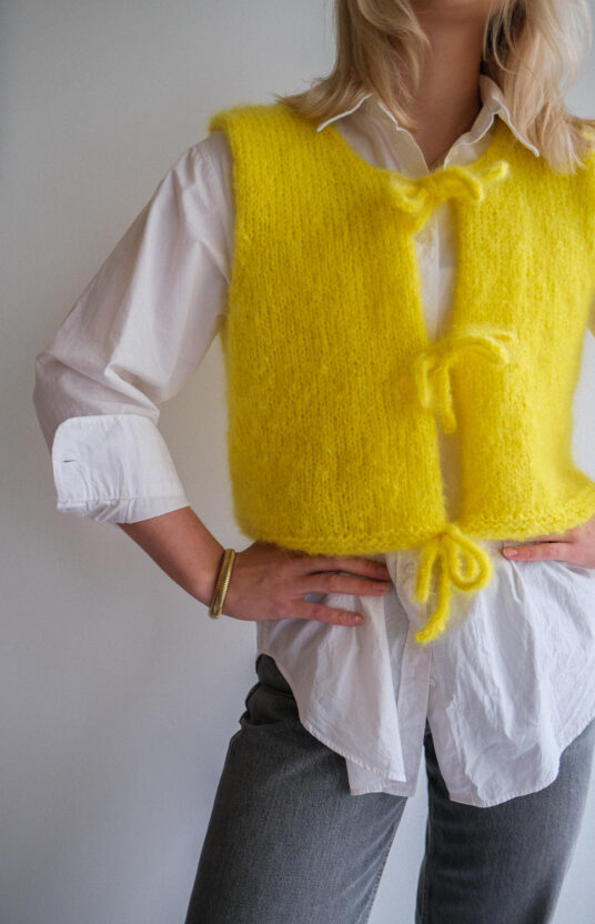 strikket vest til dame med snorer. Strikkeoppskrift vest dame oppskrift og garn. Nettbutikk garn og strikk til dame barn og herre. fargerik strikk fluff mohair