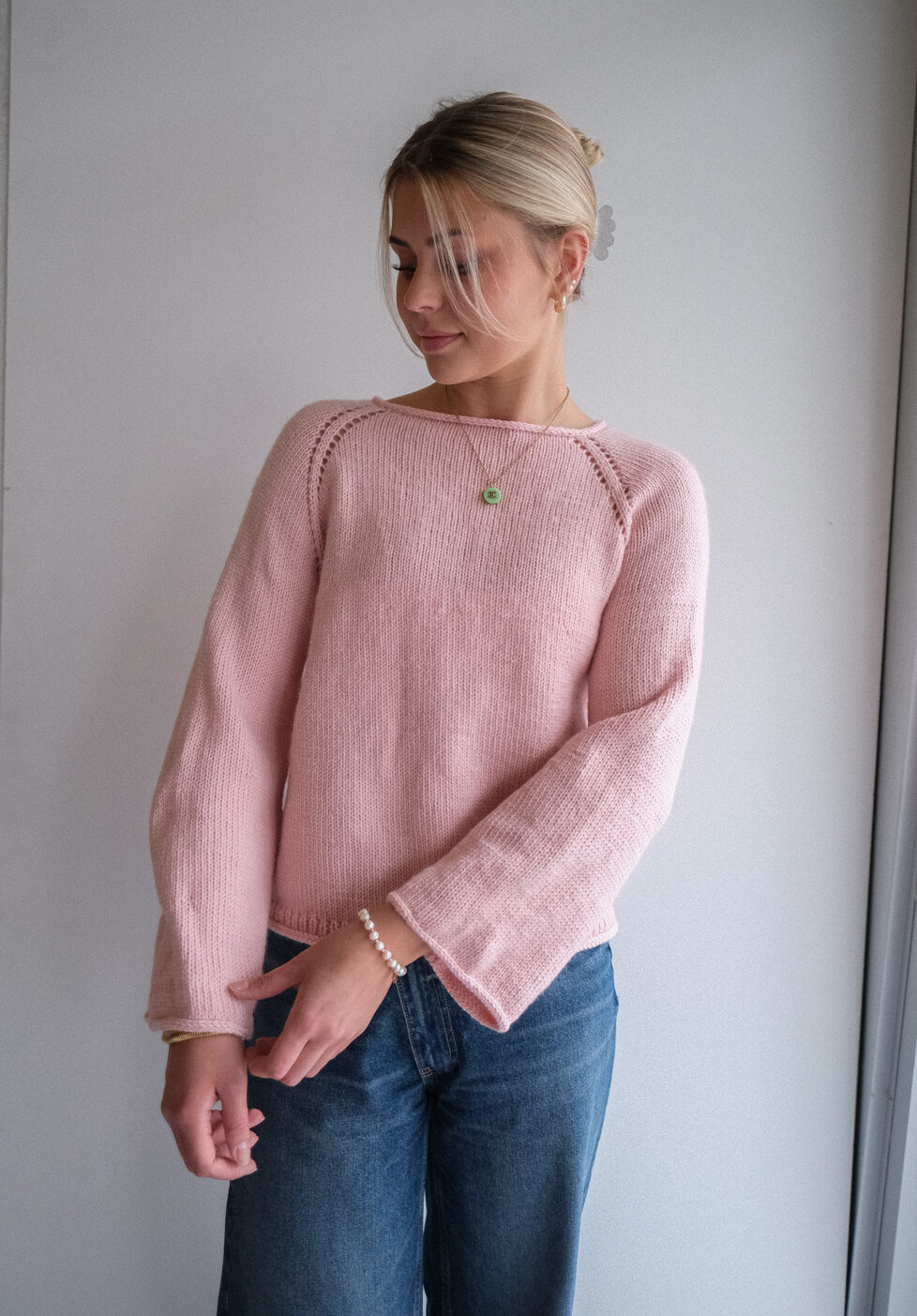 Elisa Sweater Knitting Pattern - HipKnitShop simple sweater knitting pattern. Hverdagsgenser raglan strikkeoppskrift. populære strikkeoppskrifter dame
