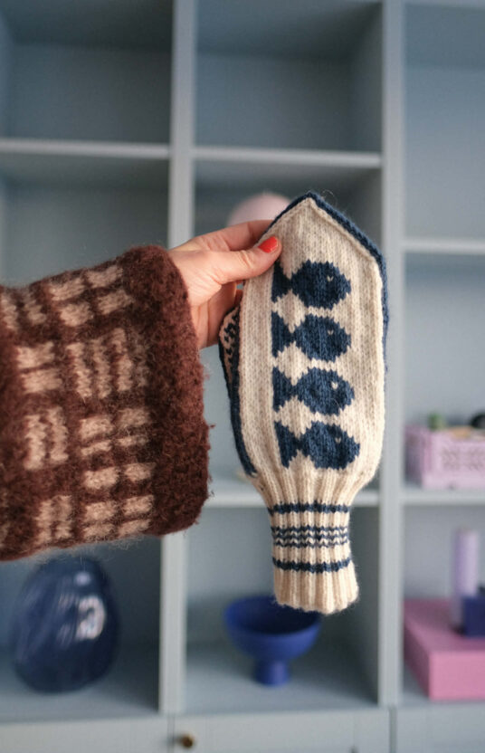 Fisherman mittens knitting pattern, Oppskrift tradisjonelle votter med fisker. selbuvotter inspirasjon vottestrikk. strikkeoppskrift votter dame og herre