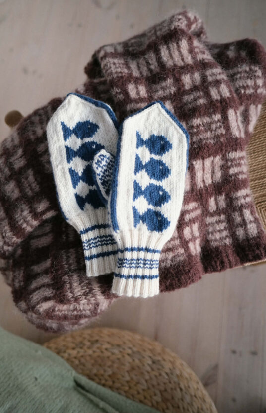 Fisherman mittens knitting pattern, Oppskrift tradisjonelle votter med fisker. selbuvotter inspirasjon vottestrikk. strikkeoppskrift votter dame og herre