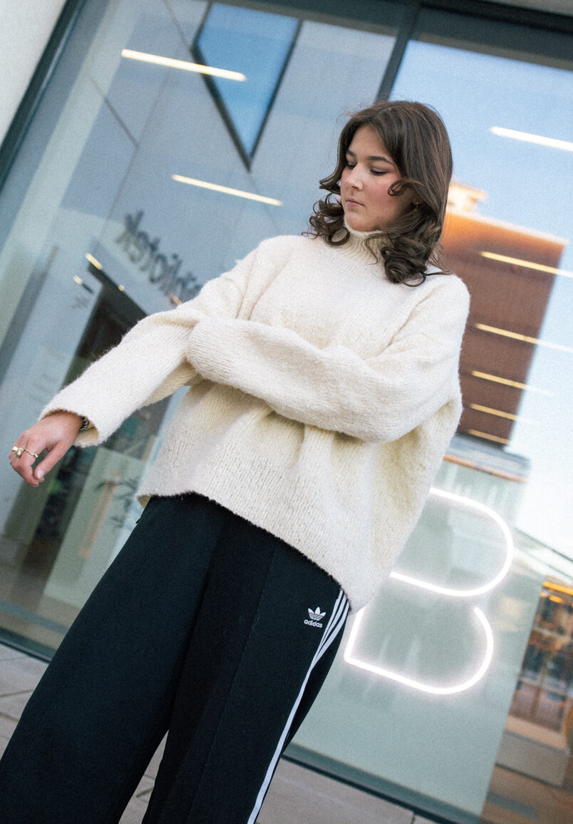 Cozy sweater knitting pattern - HipKnitShop kosegenser enkel ensfarget genser strikkeoppskrift genser dame i børstet alpakka