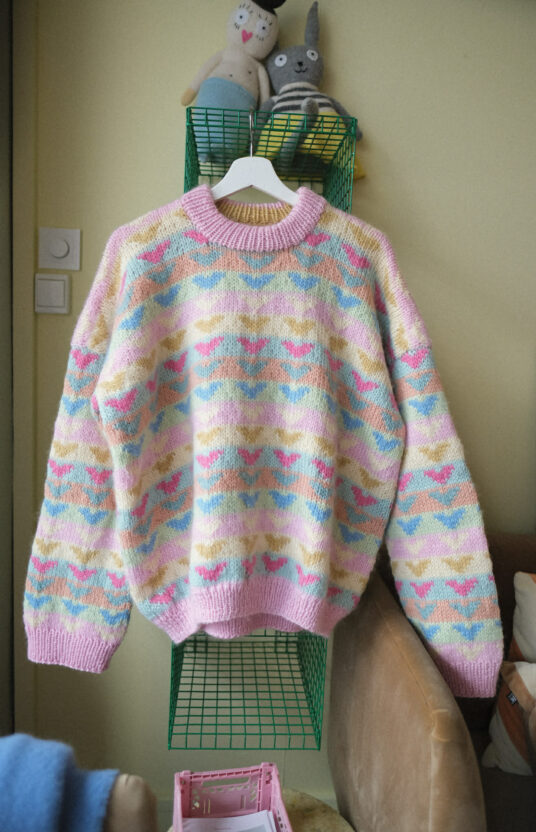 Fargerik turgenser dame strikkeoppskrift. Ullgenser strikket til dame. Turgenser oppskrift. Kule strikkegensere. Colorful knitted sweater pattern and yarn. Womens knitted sweater pattern