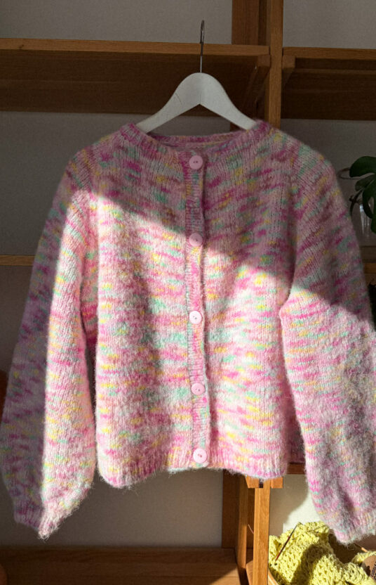 strikkejakke med stripe strikkeoppskrift. Cardigan til dame strikket ovenfra og ned. Knitting pattern womens cardigan knitted top down with stripes in bonbon brushed alpaca