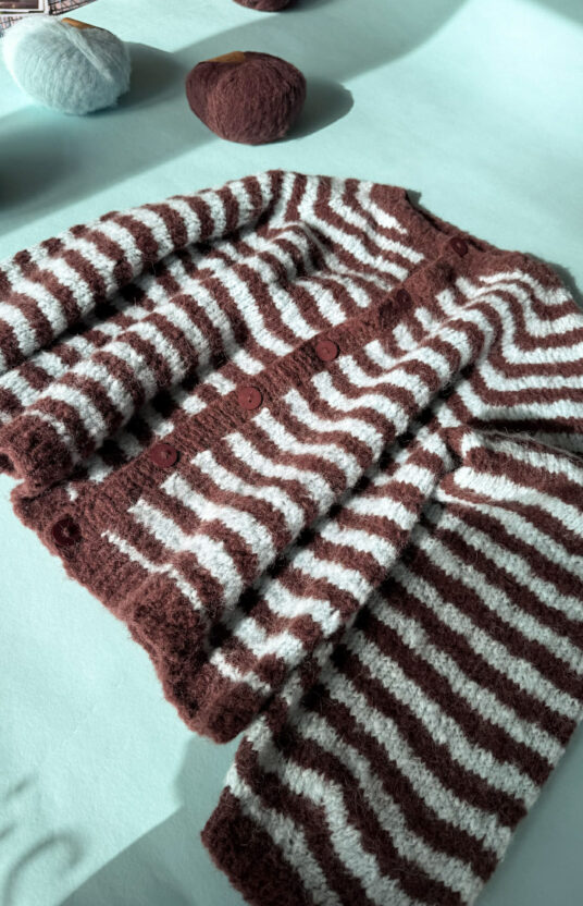 strikkejakke med stripe strikkeoppskrift. Cardigan til dame strikket ovenfra og ned. Knitting pattern womens cardigan knitted top down with stripes in bonbon brushed alpaca
