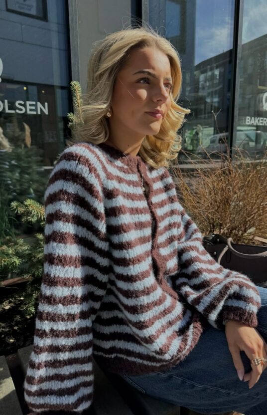 strikkejakke med stripe strikkeoppskrift. Cardigan til dame strikket ovenfra og ned. Knitting pattern womens cardigan knitted top down with stripes in bonbon brushed alpaca