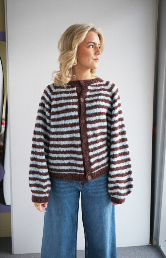 strikkejakke med stripe strikkeoppskrift. Cardigan til dame strikket ovenfra og ned. Knitting pattern womens cardigan knitted top down with stripes in bonbon brushed alpaca