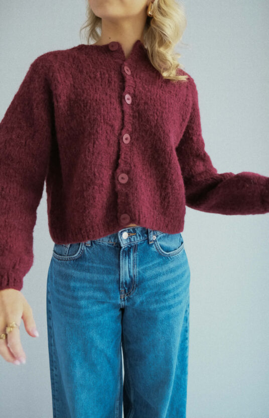 strikkejakke med stripe strikkeoppskrift. Cardigan til dame strikket ovenfra og ned. Knitting pattern womens cardigan knitted top down with stripes in bonbon brushed alpaca