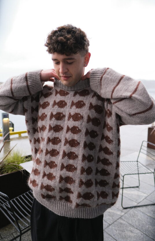strikkegenser til herre oppskrift og garn. Fisherman fishy sweater knitting pattern