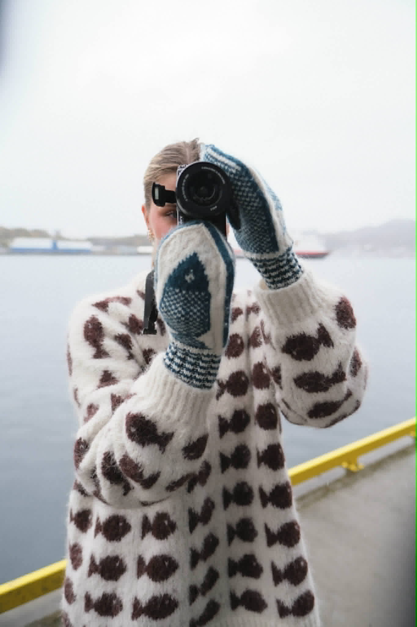 Ocean mittens knitting pattern - HipKnitShop strikkeoppskrift votter klassiske votter selbu stil. Votter med fsker og mønster. mønsterstrikk votter ocean. Knitted mitten ocean fished. Traditonal norwegian mittens. Lofoten strikk