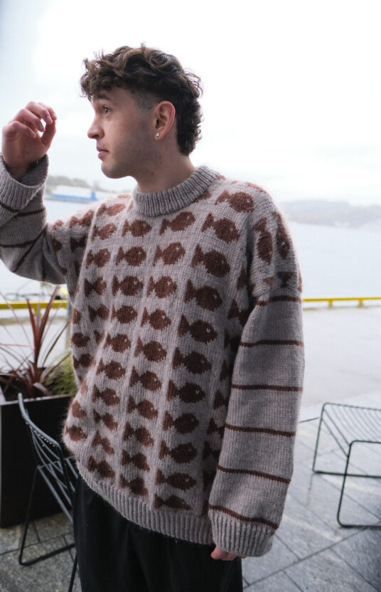 strikkegenser til herre oppskrift og garn. Fisherman fishy sweater knitting pattern