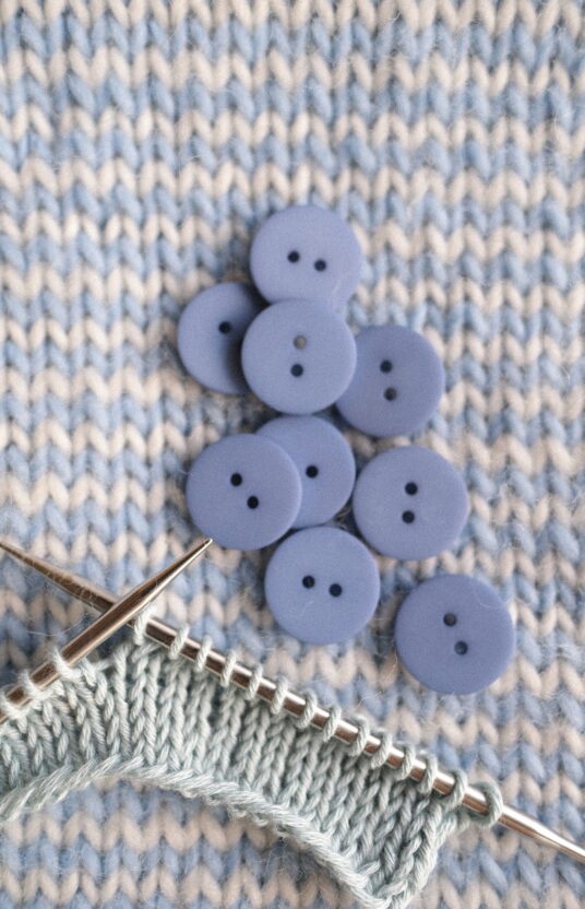 buttons for cardigan in light blue color. knapper til strikkejakke blå matt knapp med 2 hull