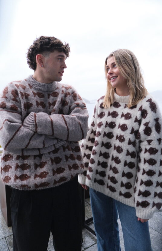 strikkegenser til herre og dame oppskrift og garn. Fisherman fishy sweater knitting pattern