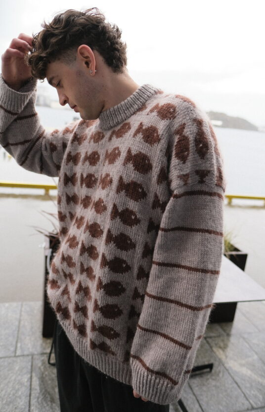 strikkegenser til herre oppskrift og garn. Fisherman fishy sweater knitting pattern