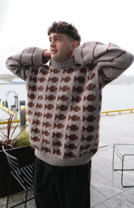 strikkegenser til herre oppskrift og garn. Fisherman fishy sweater knitting pattern