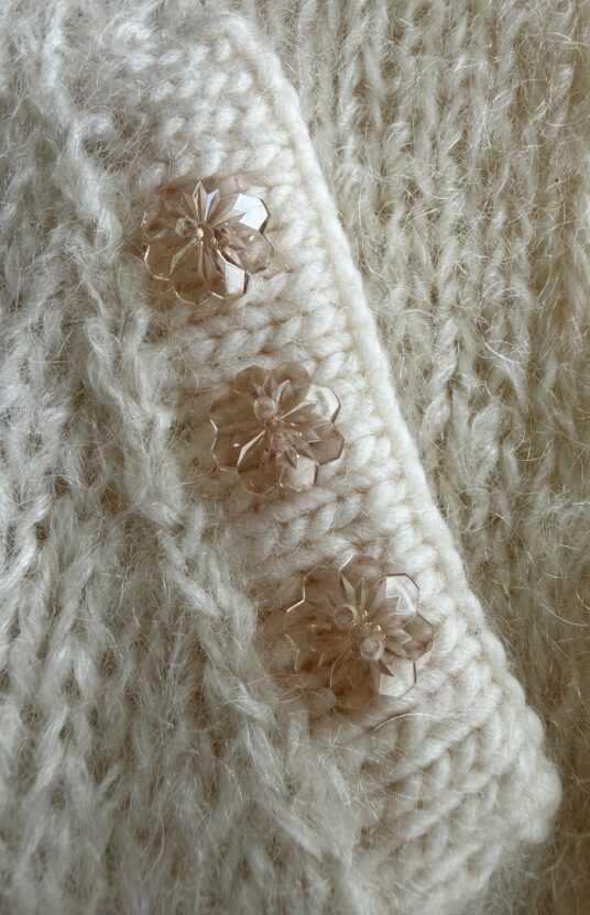 Flower buttons for knitting, floral buttons for sweaters, cute flower buttons for cardigans, decorative knitting buttons, vintage flower buttons for knitwear, colorful flower buttons for crochet projects, handmade flower buttons for knitting crafts