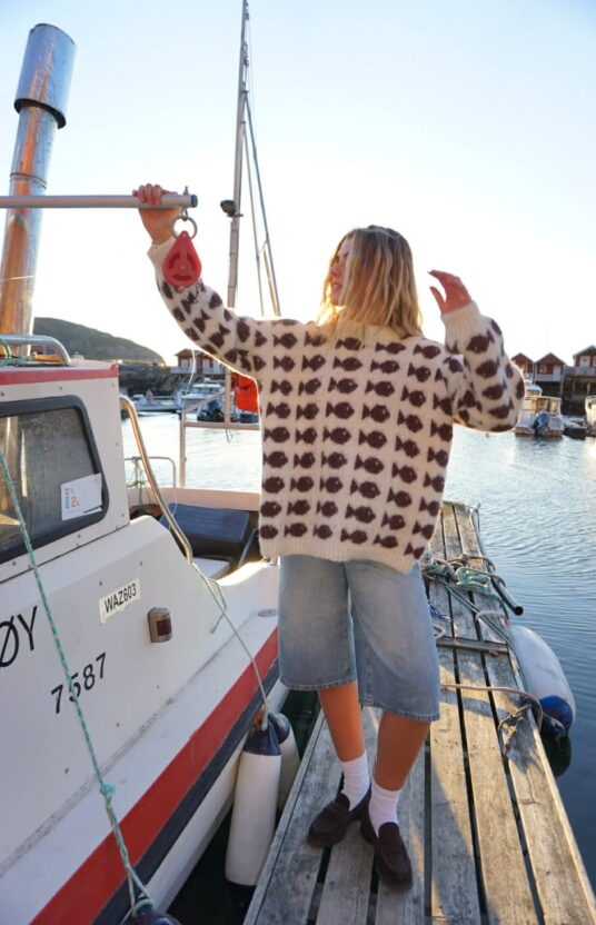 fishy sweater knitting pattern. strikkeppskrift genser med fisker til dame herre og barn. inspirasjon strikkegenser