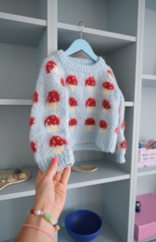 strikkeoppskrift genser med sopp. Genser jente og gutt med sopp. Enkel strikkeoppskrift barn børstet alpakka. Knitted sweater with mushroom pattern and yarn. kids mushroom sweater knitting pattern