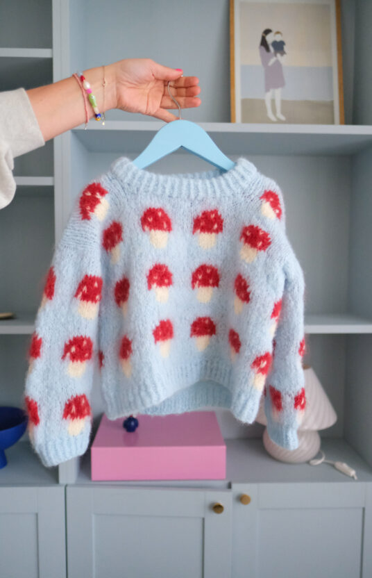 strikkeoppskrift genser med sopp. Genser jente og gutt med sopp. Enkel strikkeoppskrift barn børstet alpakka. Knitted sweater with mushroom pattern and yarn. kids mushroom sweater knitting pattern