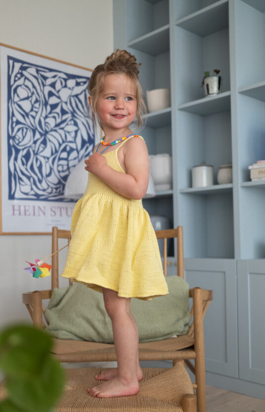 strikkeoppskrift kjole til barn. Strikket kjole til barn. Sommerstrikk barn inspirasjon. jentestrikk kjole i bomull. Knitting pattern summer dress cotton for girls . Kids knitted dress inspiration