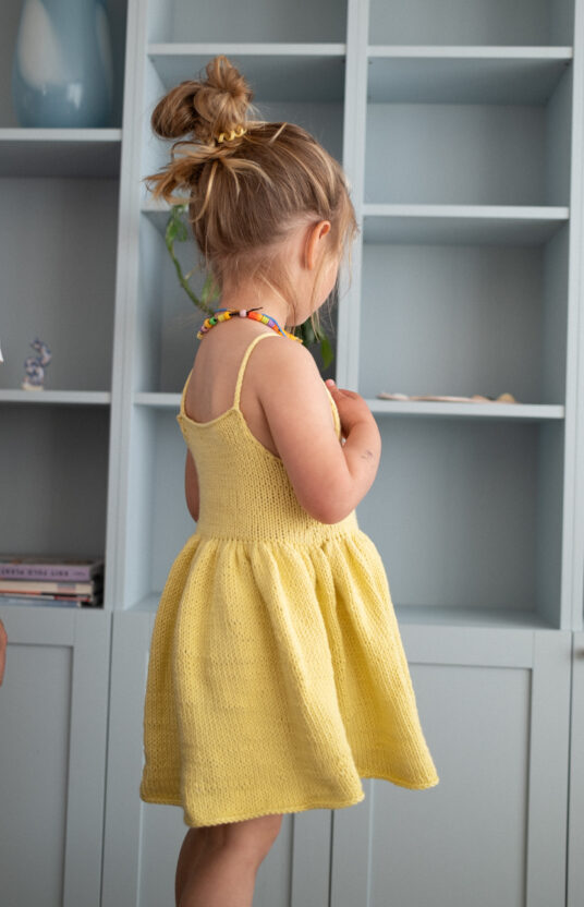 strikkeoppskrift kjole til barn. Strikket kjole til barn. Sommerstrikk barn inspirasjon. jentestrikk kjole i bomull. Knitting pattern summer dress cotton for girls . Kids knitted dress inspiration