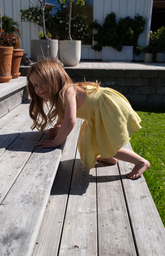 strikkeoppskrift kjole til barn. Strikket kjole til barn. Sommerstrikk barn inspirasjon. jentestrikk kjole i bomull. Knitting pattern summer dress cotton for girls . Kids knitted dress inspiration