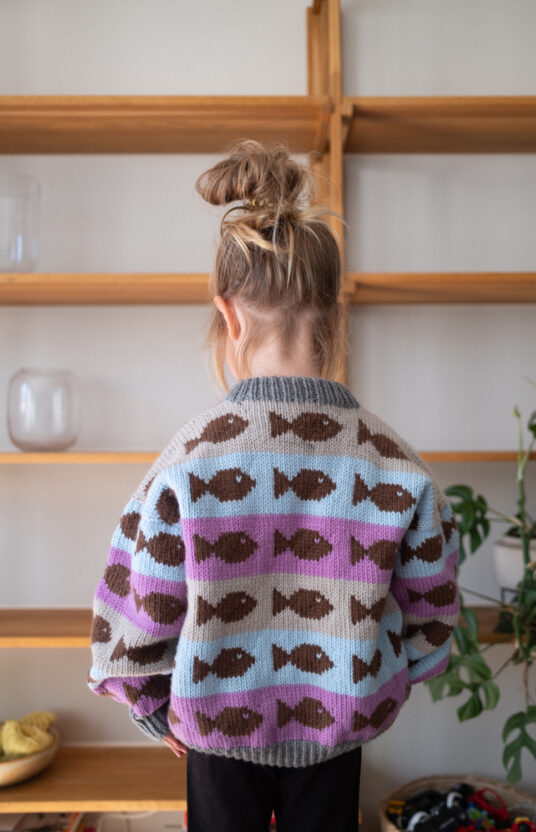 strikk til barn genser fisker strikkeoppskrift. Strik i merino. Strikk i kløfritt garn. Strikkeoppskrift barnegenser. Knitting pattern swerater kids. fisherman sweater fishes. Fishy sweater merino knit pattern for boys and girls